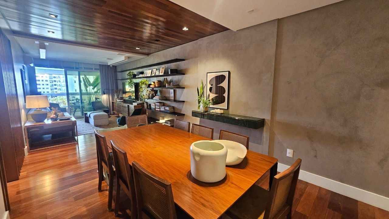 Apartamento com 129m², 5 quartos (sendo 2 suítes), 2 garagens, no bairro Beiramar em Florianópolis