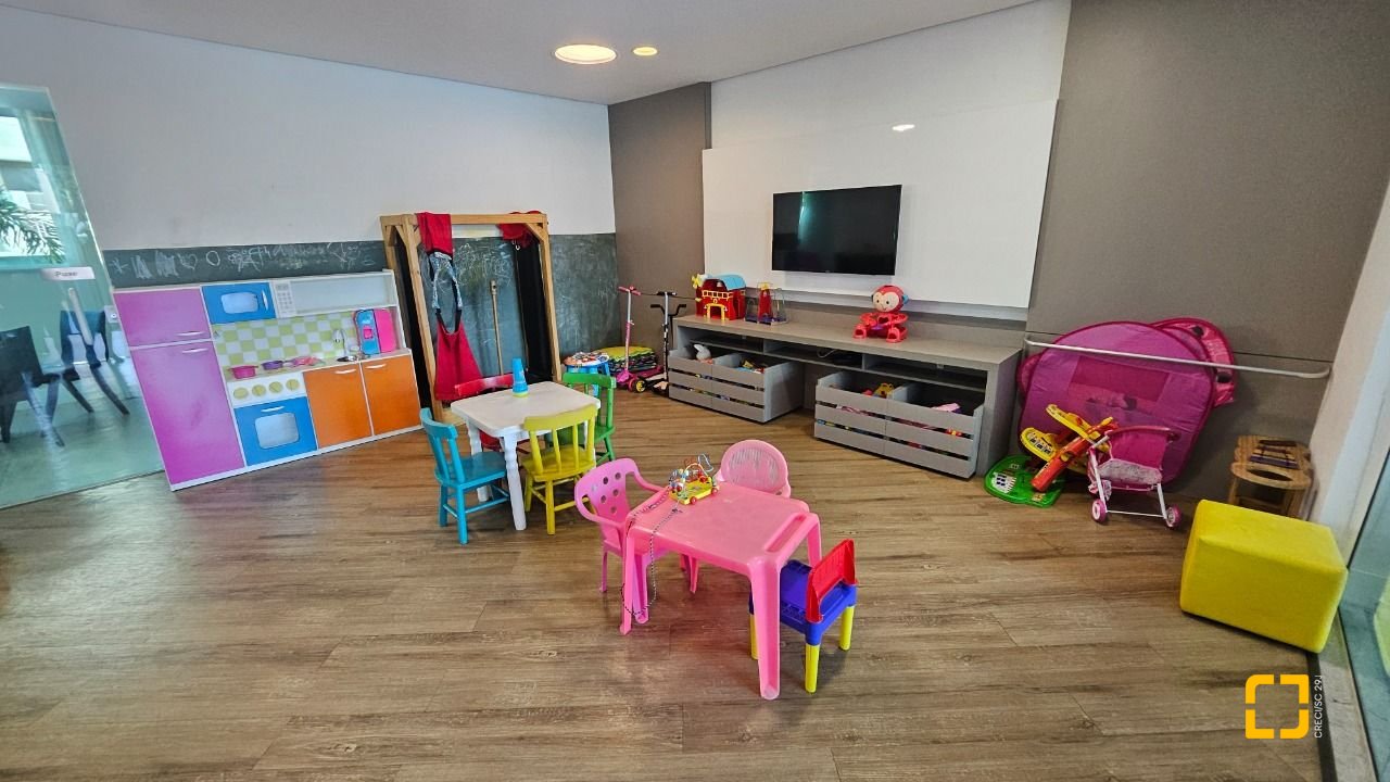 Apartamento com 129m², 5 quartos (sendo 2 suítes), 2 garagens, no bairro Beiramar em Florianópolis