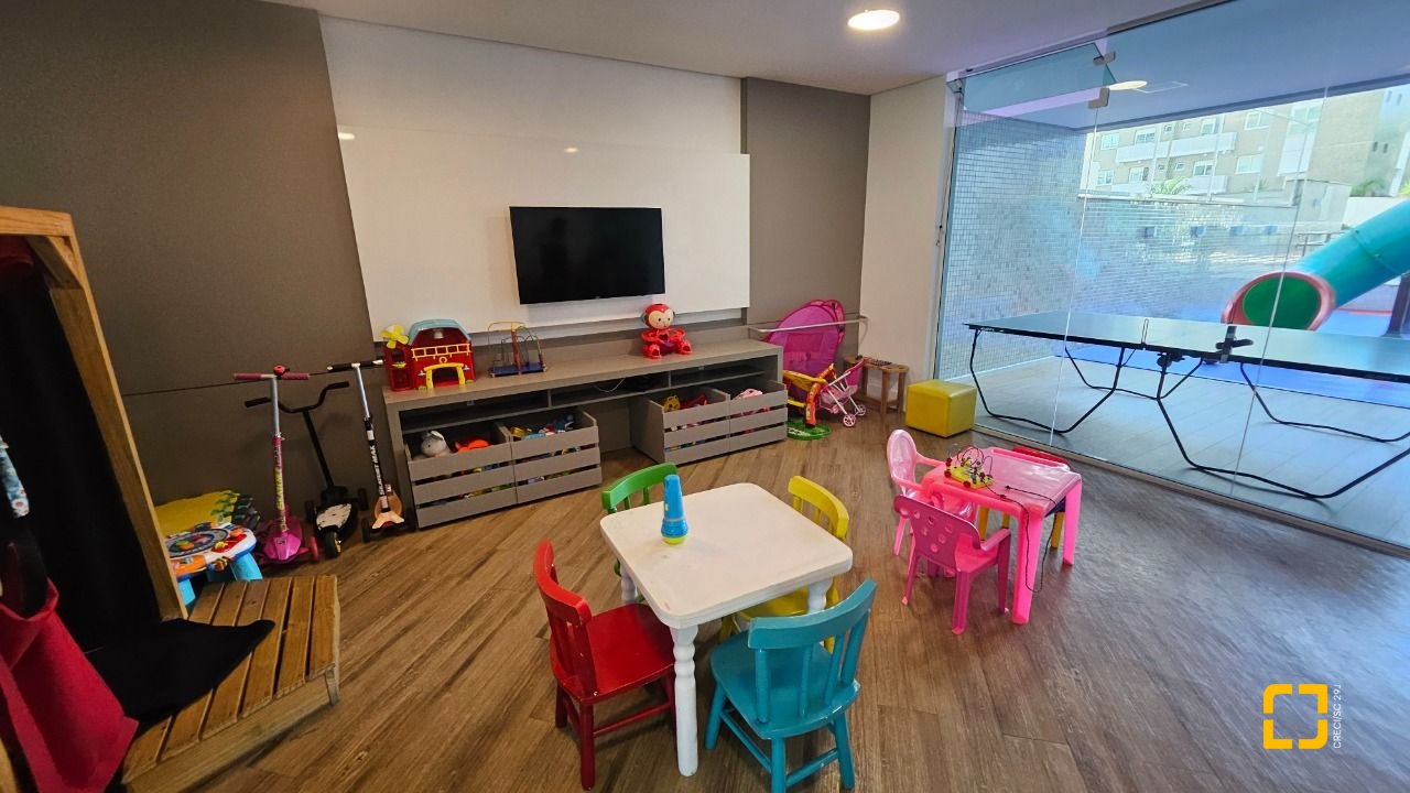 Apartamento com 129m², 5 quartos (sendo 2 suítes), 2 garagens, no bairro Beiramar em Florianópolis