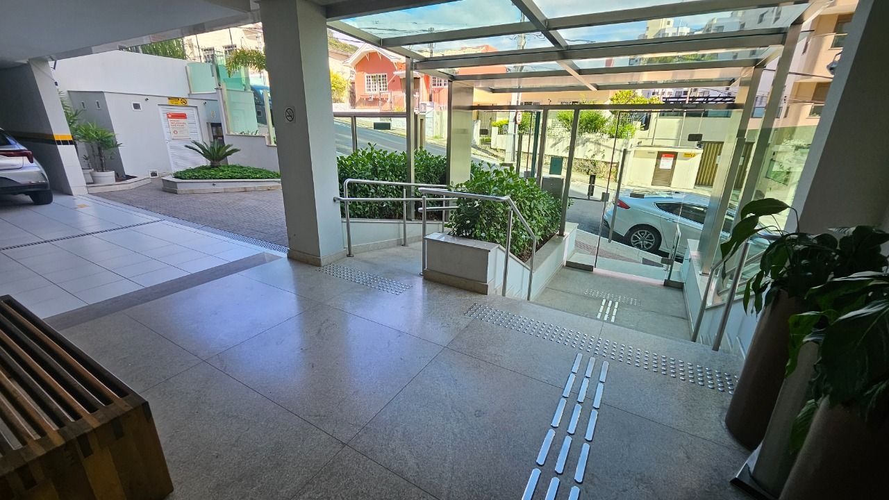 Apartamento com 129m², 5 quartos (sendo 2 suítes), 2 garagens, no bairro Beiramar em Florianópolis