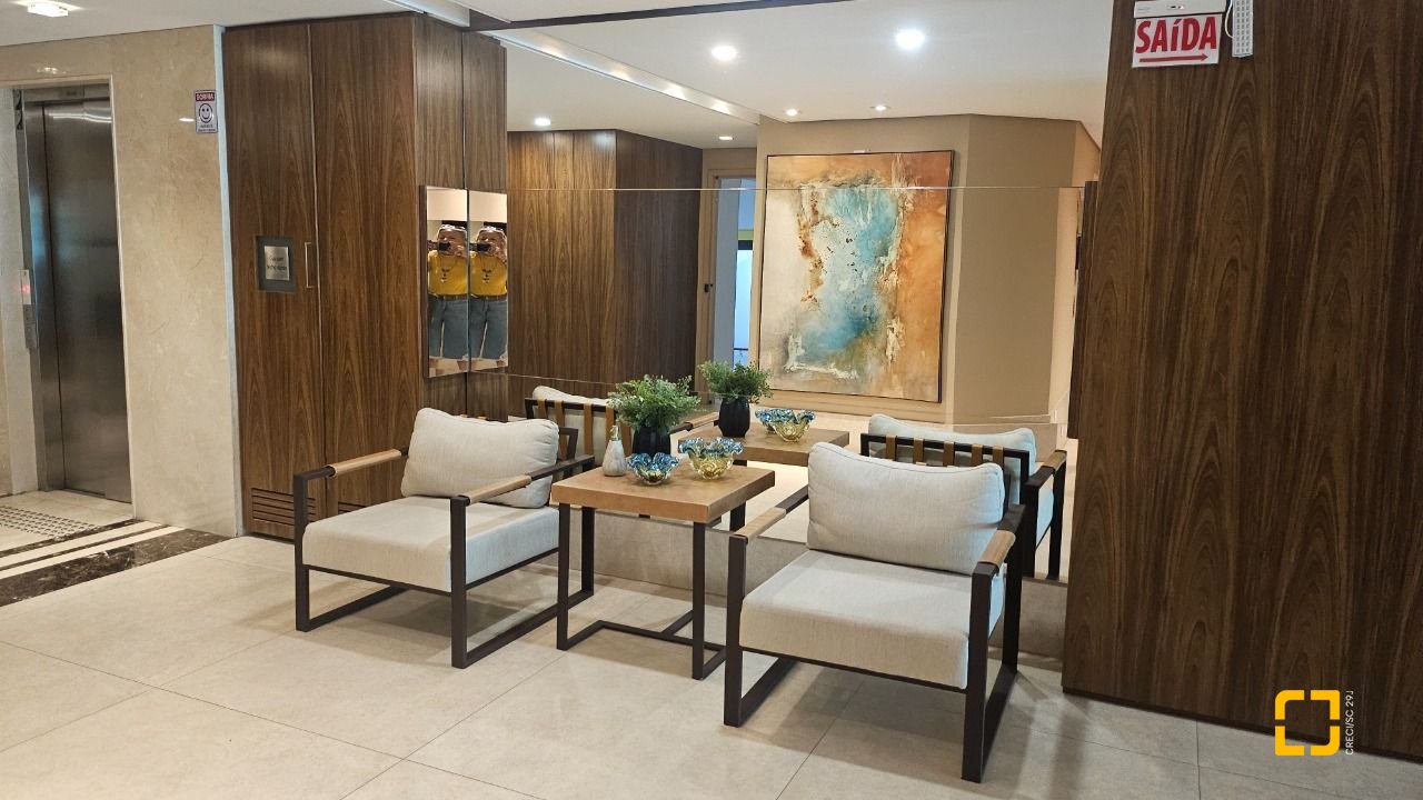 Apartamento com 129m², 5 quartos (sendo 2 suítes), 2 garagens, no bairro Beiramar em Florianópolis