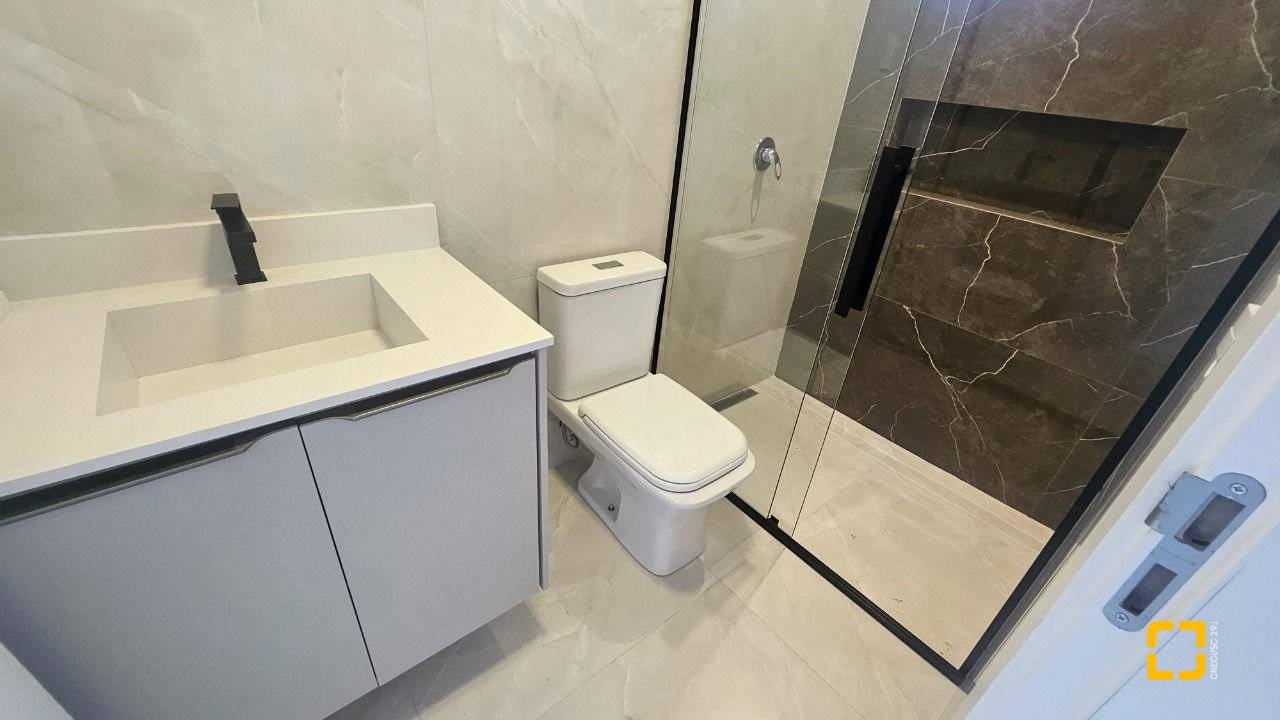 Casa com 175m², 6 quartos (sendo 3 suítes), 2 garagens, no bairro Carianos em Florianópolis