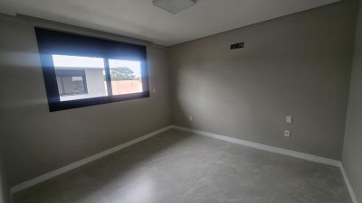Casa com 175m², 6 quartos (sendo 3 suítes), 2 garagens, no bairro Carianos em Florianópolis