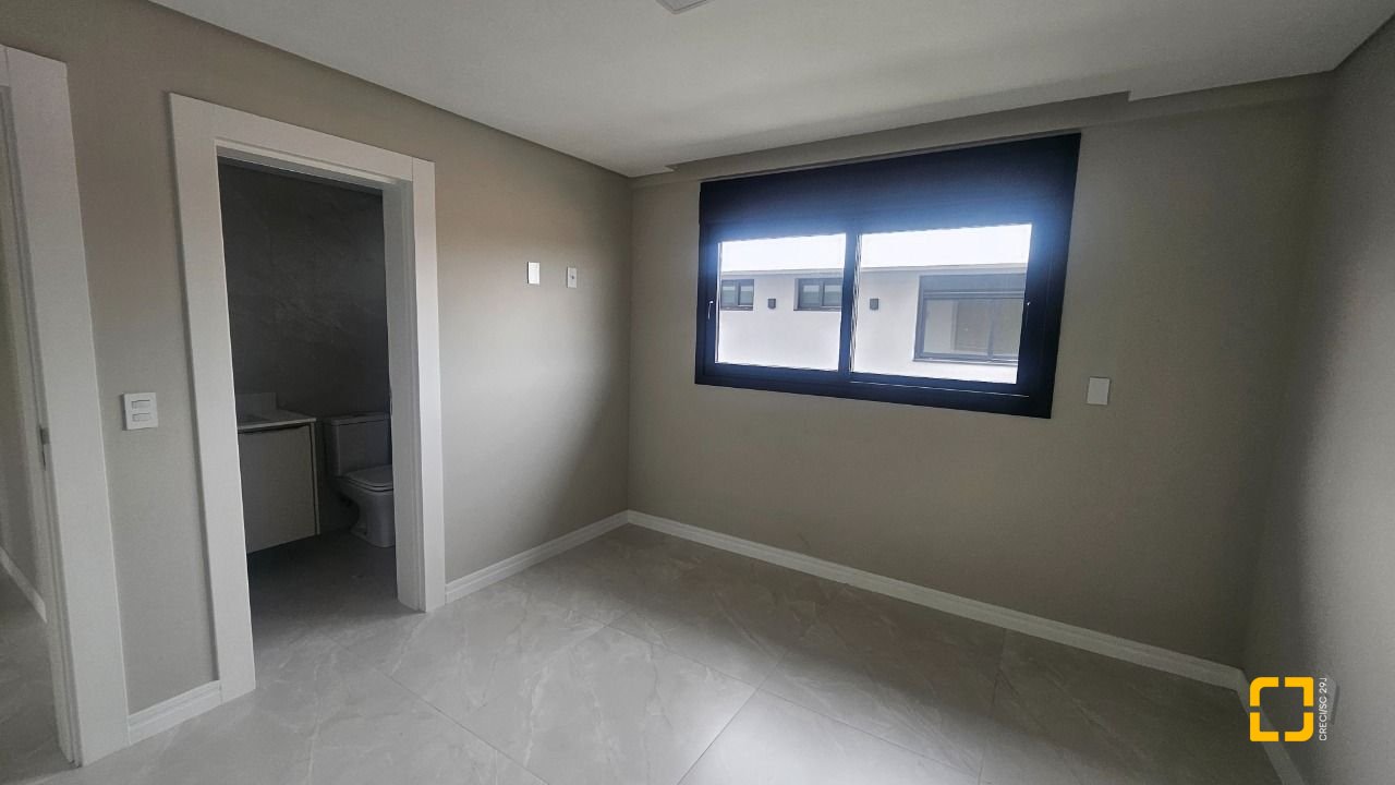 Casa com 175m², 6 quartos (sendo 3 suítes), 2 garagens, no bairro Carianos em Florianópolis