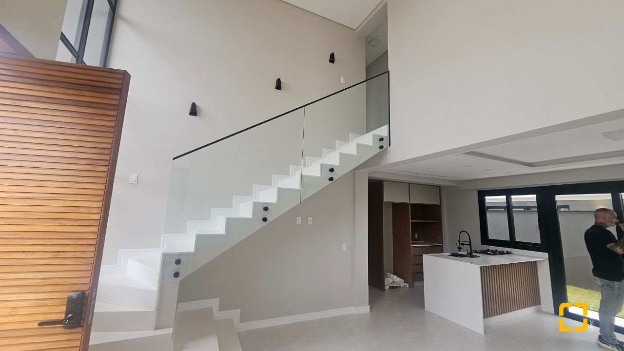 Casa com 175m², 6 quartos (sendo 3 suítes), 2 garagens, no bairro Carianos em Florianópolis