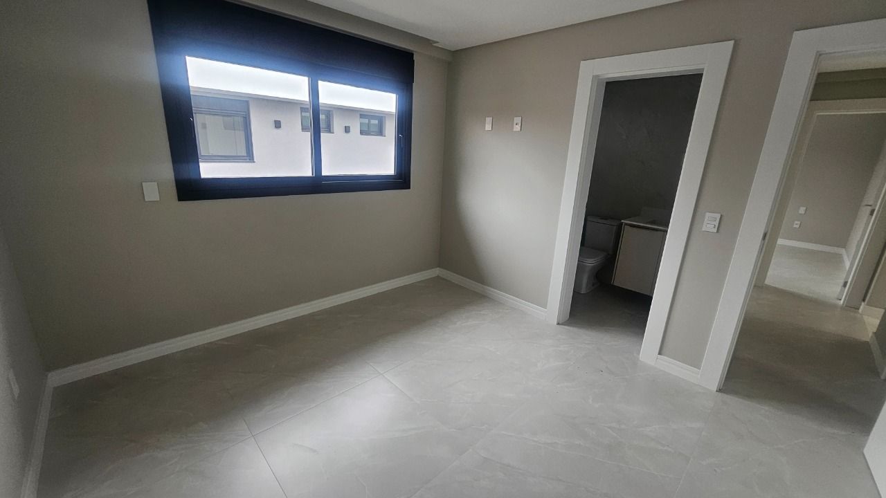 Casa com 175m², 6 quartos (sendo 3 suítes), 2 garagens, no bairro Carianos em Florianópolis