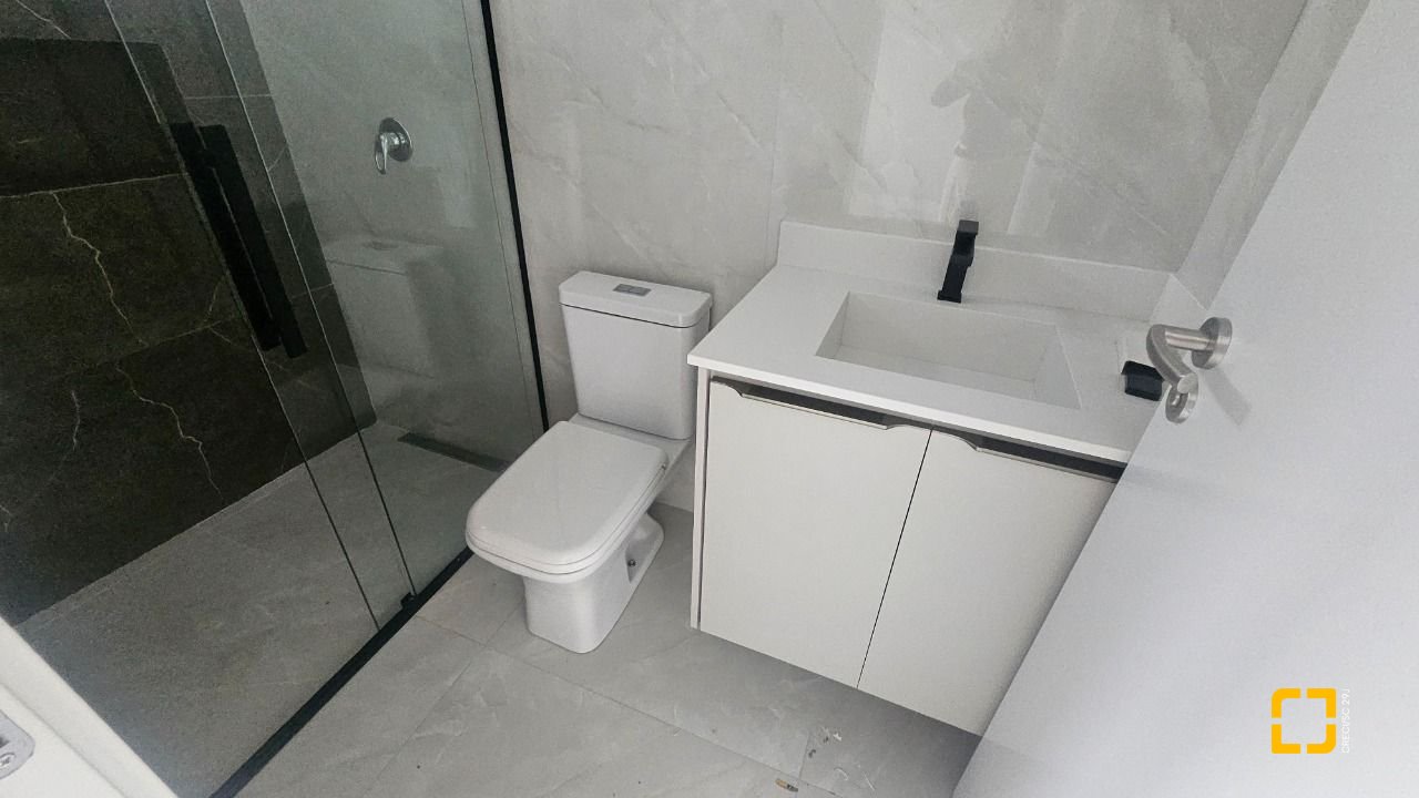 Casa com 175m², 6 quartos (sendo 3 suítes), 2 garagens, no bairro Carianos em Florianópolis