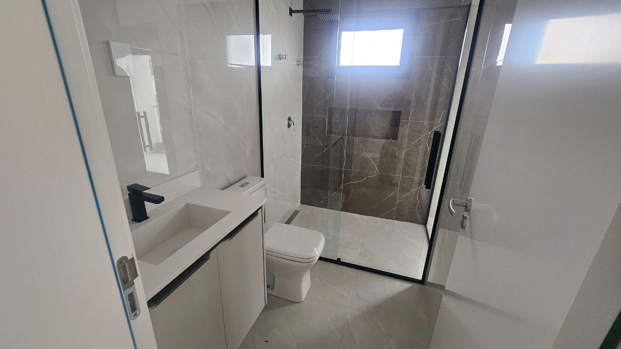 Casa com 175m², 6 quartos (sendo 3 suítes), 2 garagens, no bairro Carianos em Florianópolis