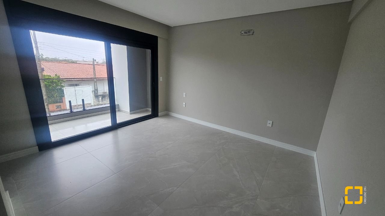 Casa com 175m², 6 quartos (sendo 3 suítes), 2 garagens, no bairro Carianos em Florianópolis