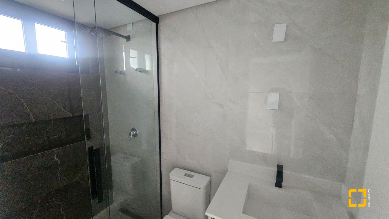 Casa com 175m², 6 quartos (sendo 3 suítes), 2 garagens, no bairro Carianos em Florianópolis