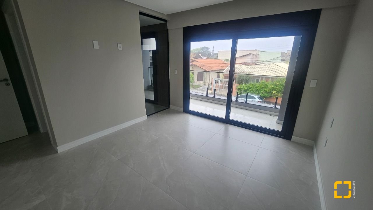 Casa com 175m², 6 quartos (sendo 3 suítes), 2 garagens, no bairro Carianos em Florianópolis
