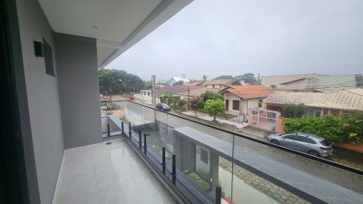Casa com 175m², 6 quartos (sendo 3 suítes), 2 garagens, no bairro Carianos em Florianópolis