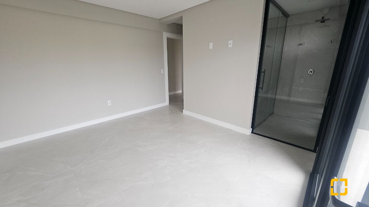 Casa com 175m², 6 quartos (sendo 3 suítes), 2 garagens, no bairro Carianos em Florianópolis