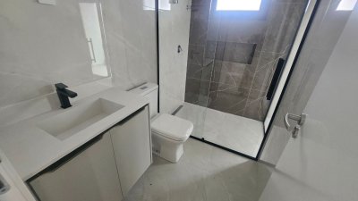 Casa com 175m², 6 quartos (sendo 3 suítes), 2 garagens, no bairro Carianos em Florianópolis