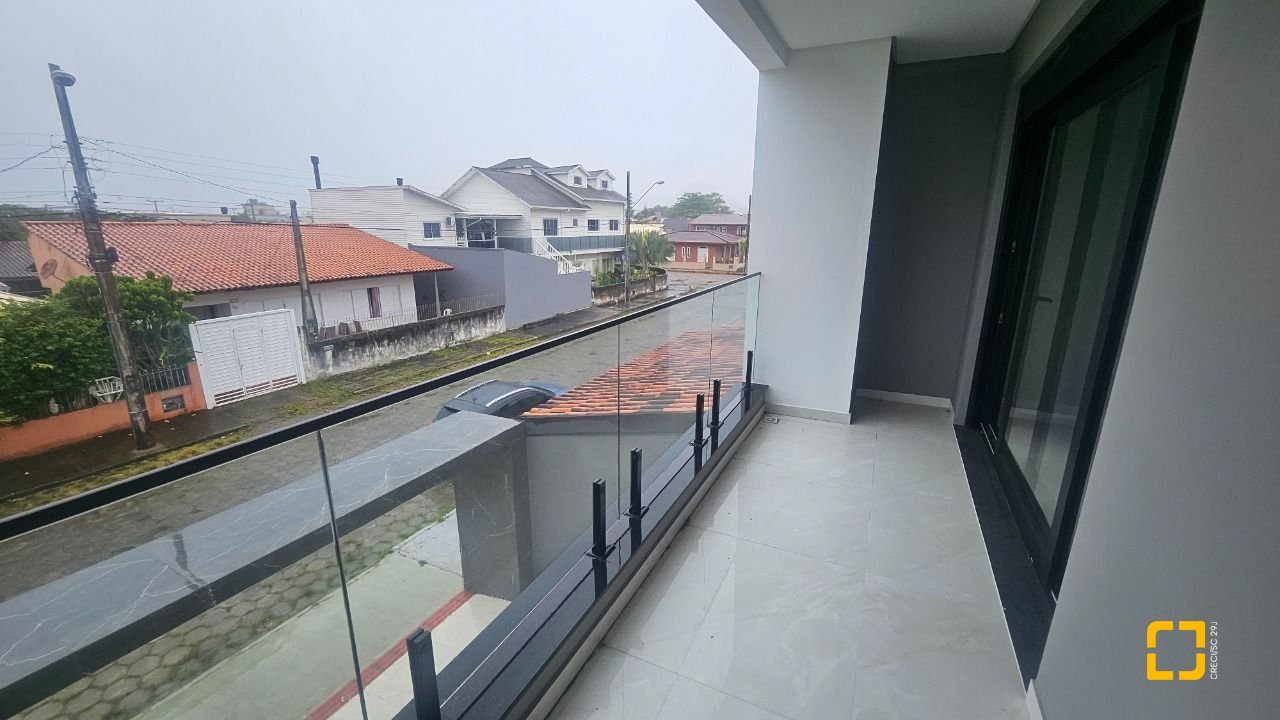 Casa com 175m², 6 quartos (sendo 3 suítes), 2 garagens, no bairro Carianos em Florianópolis