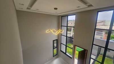 Casa com 175m², 6 quartos (sendo 3 suítes), 2 garagens, no bairro Carianos em Florianópolis