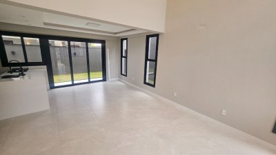 Casa com 175m², 6 quartos (sendo 3 suítes), 2 garagens, no bairro Carianos em Florianópolis