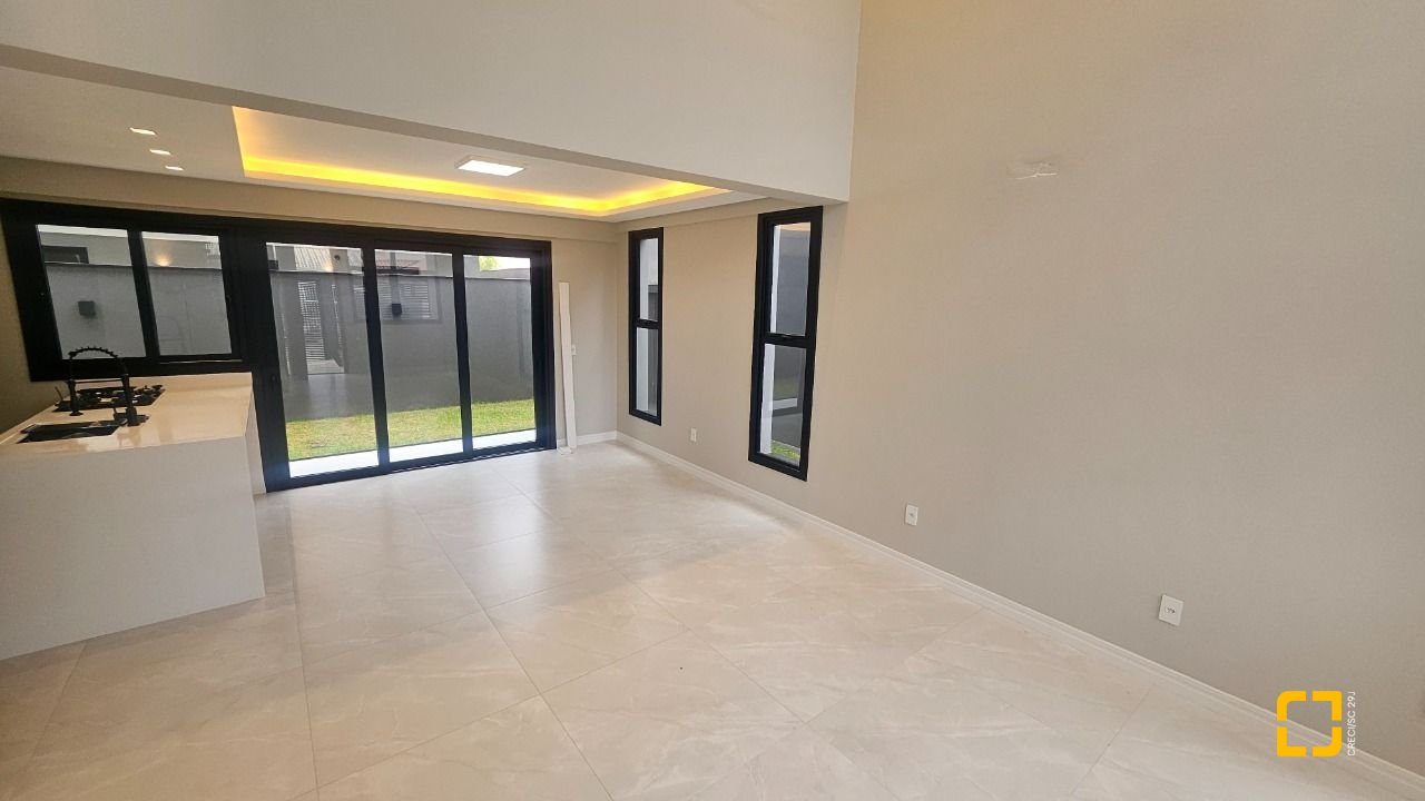Casa com 175m², 6 quartos (sendo 3 suítes), 2 garagens, no bairro Carianos em Florianópolis