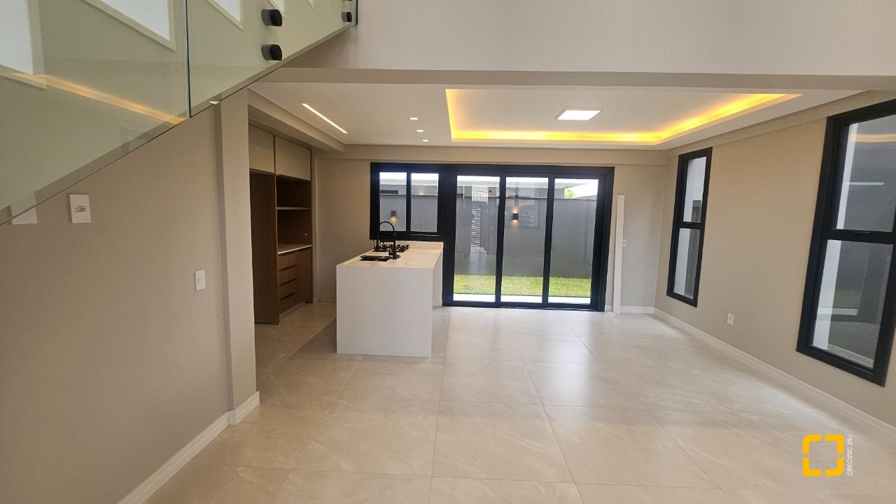 Casa com 175m², 6 quartos (sendo 3 suítes), 2 garagens, no bairro Carianos em Florianópolis
