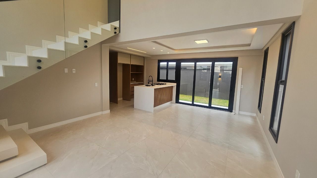 Casa com 175m², 6 quartos (sendo 3 suítes), 2 garagens, no bairro Carianos em Florianópolis