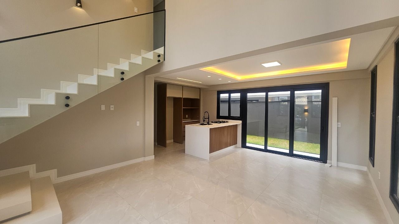 Casa com 175m², 6 quartos (sendo 3 suítes), 2 garagens, no bairro Carianos em Florianópolis