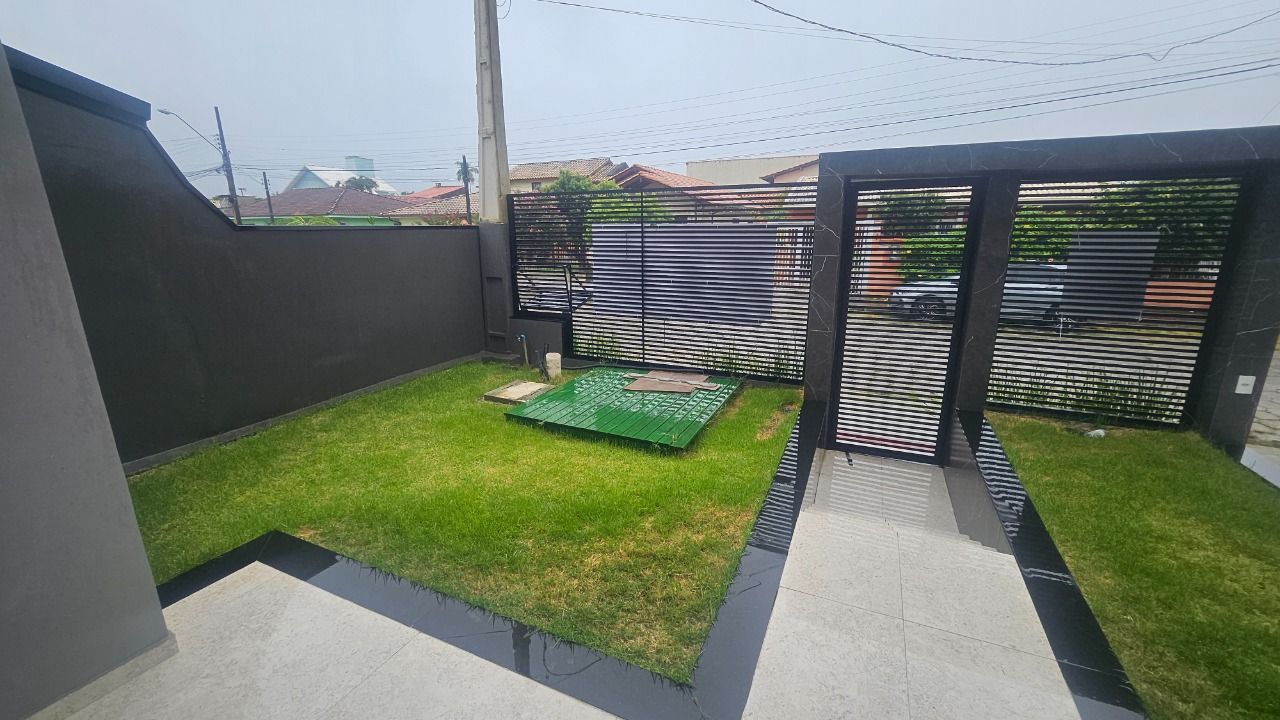 Casa com 175m², 6 quartos (sendo 3 suítes), 2 garagens, no bairro Carianos em Florianópolis