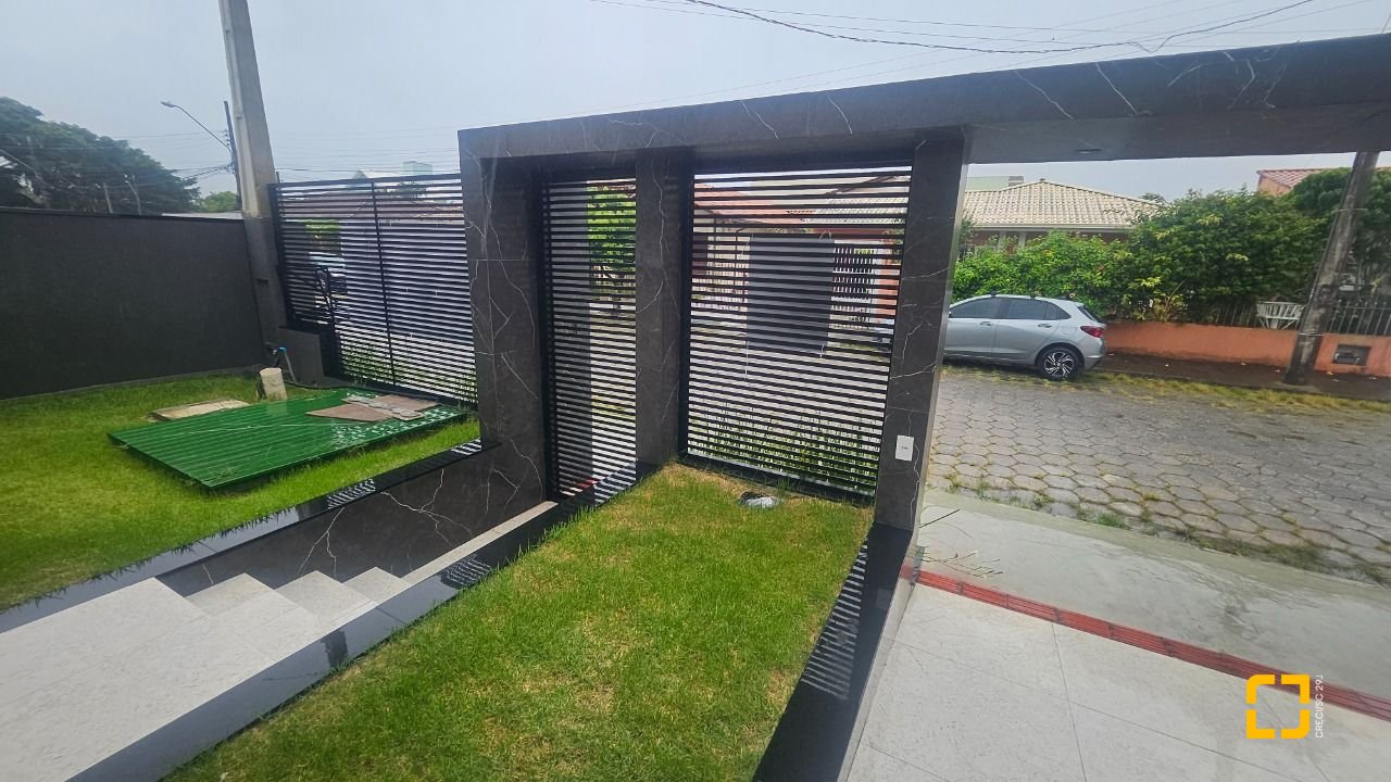 Casa com 175m², 6 quartos (sendo 3 suítes), 2 garagens, no bairro Carianos em Florianópolis