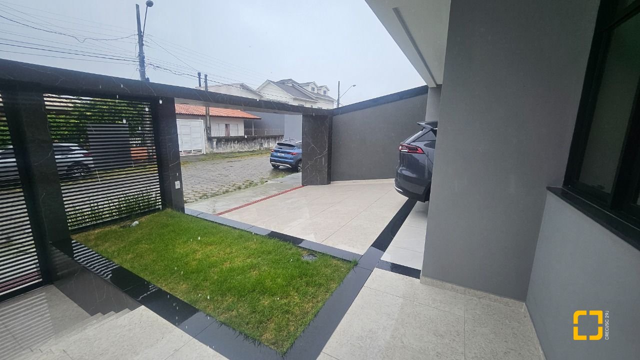 Casa com 175m², 6 quartos (sendo 3 suítes), 2 garagens, no bairro Carianos em Florianópolis