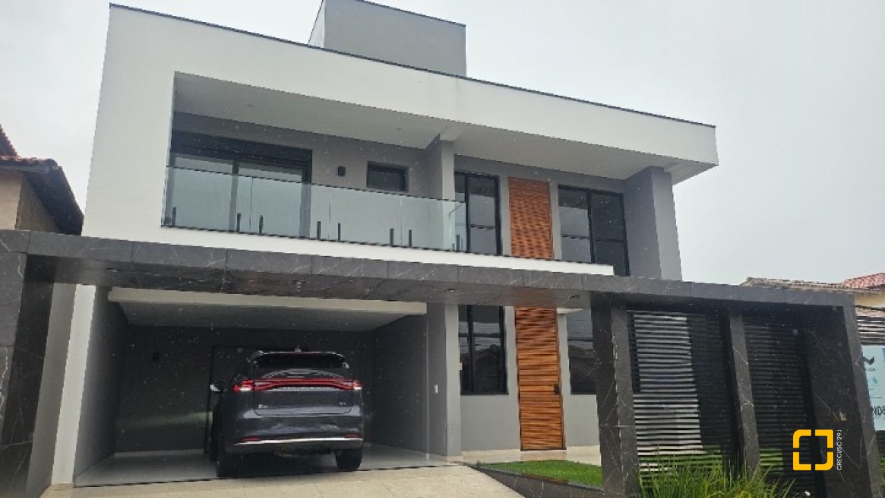 Casa com 175m², 6 quartos (sendo 3 suítes), 2 garagens, no bairro Carianos em Florianópolis