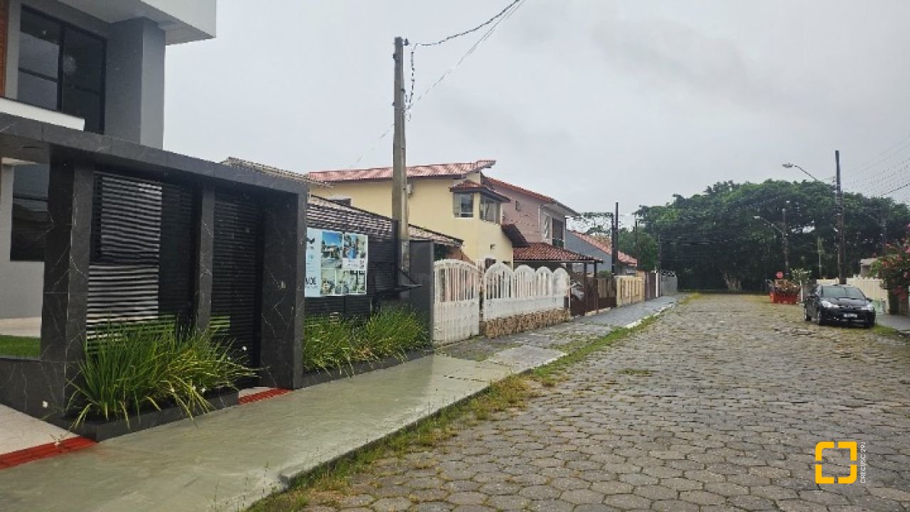 Casa com 175m², 6 quartos (sendo 3 suítes), 2 garagens, no bairro Carianos em Florianópolis