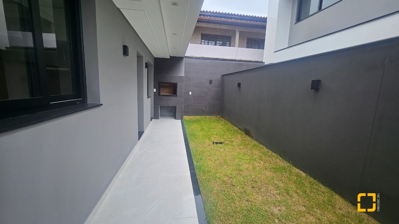 Casa com 175m², 6 quartos (sendo 3 suítes), 2 garagens, no bairro Carianos em Florianópolis
