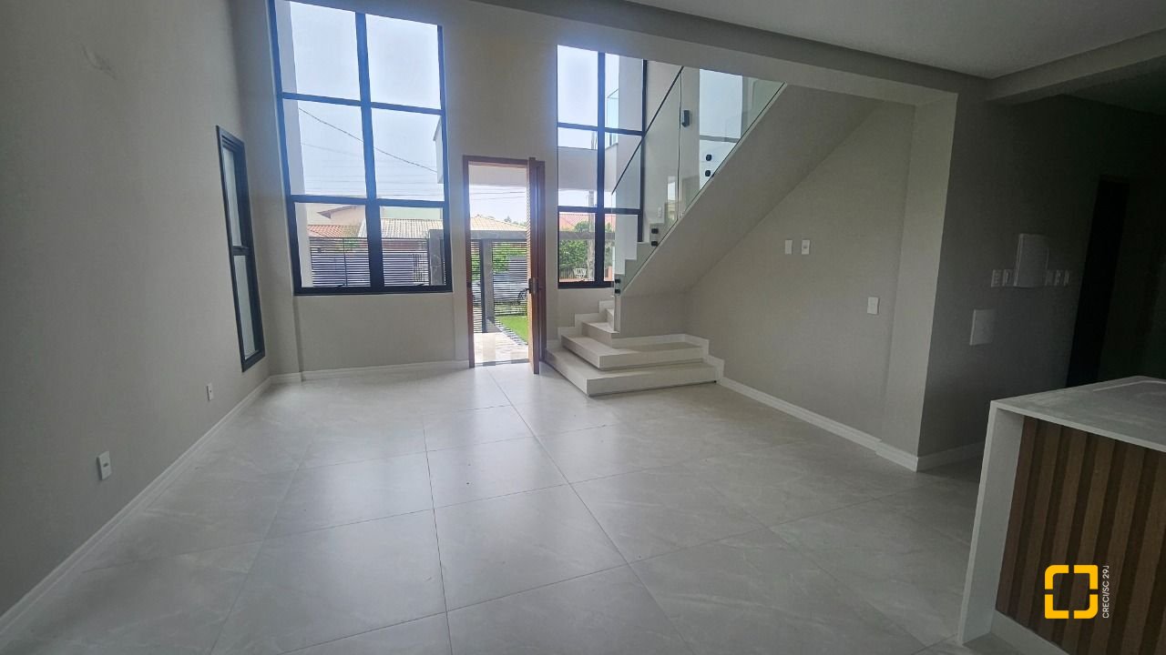 Casa com 175m², 6 quartos (sendo 3 suítes), 2 garagens, no bairro Carianos em Florianópolis
