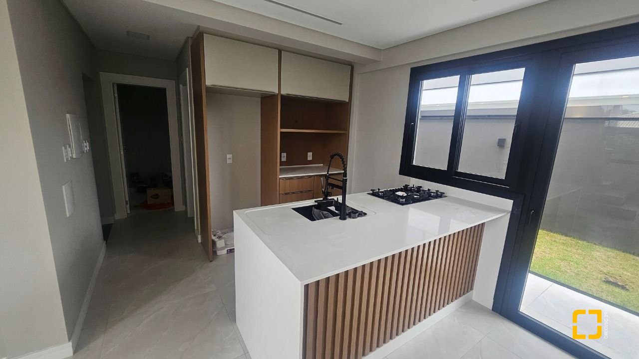 Casa com 175m², 6 quartos (sendo 3 suítes), 2 garagens, no bairro Carianos em Florianópolis