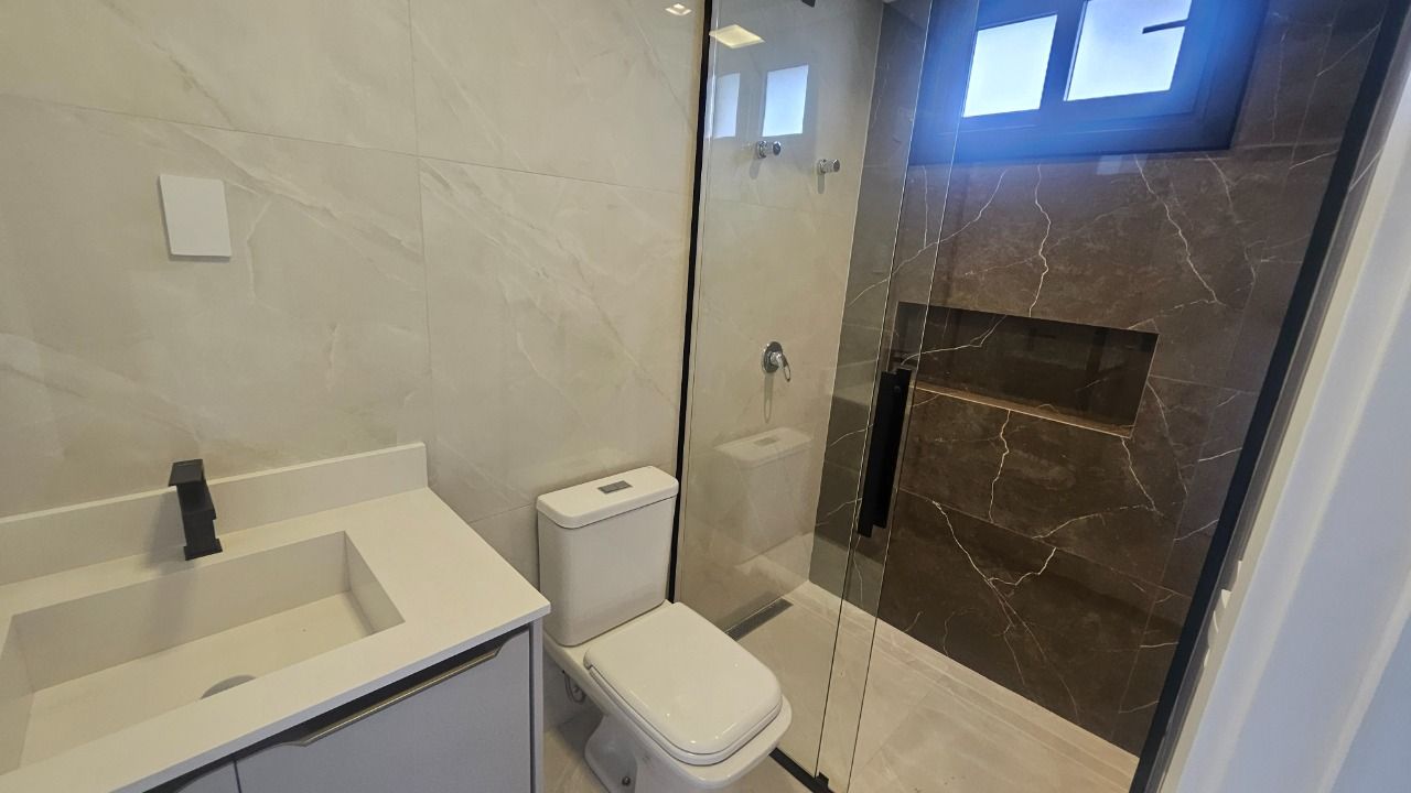 Casa com 175m², 6 quartos (sendo 3 suítes), 2 garagens, no bairro Carianos em Florianópolis