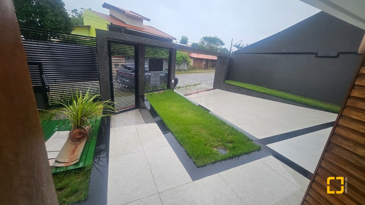 Casa com 195m², 6 quartos (sendo 3 suítes), 2 garagens, no bairro Carianos em Florianópolis