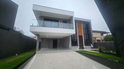 Casa com 195m², 6 quartos (sendo 3 suítes), 2 garagens, no bairro Carianos em Florianópolis