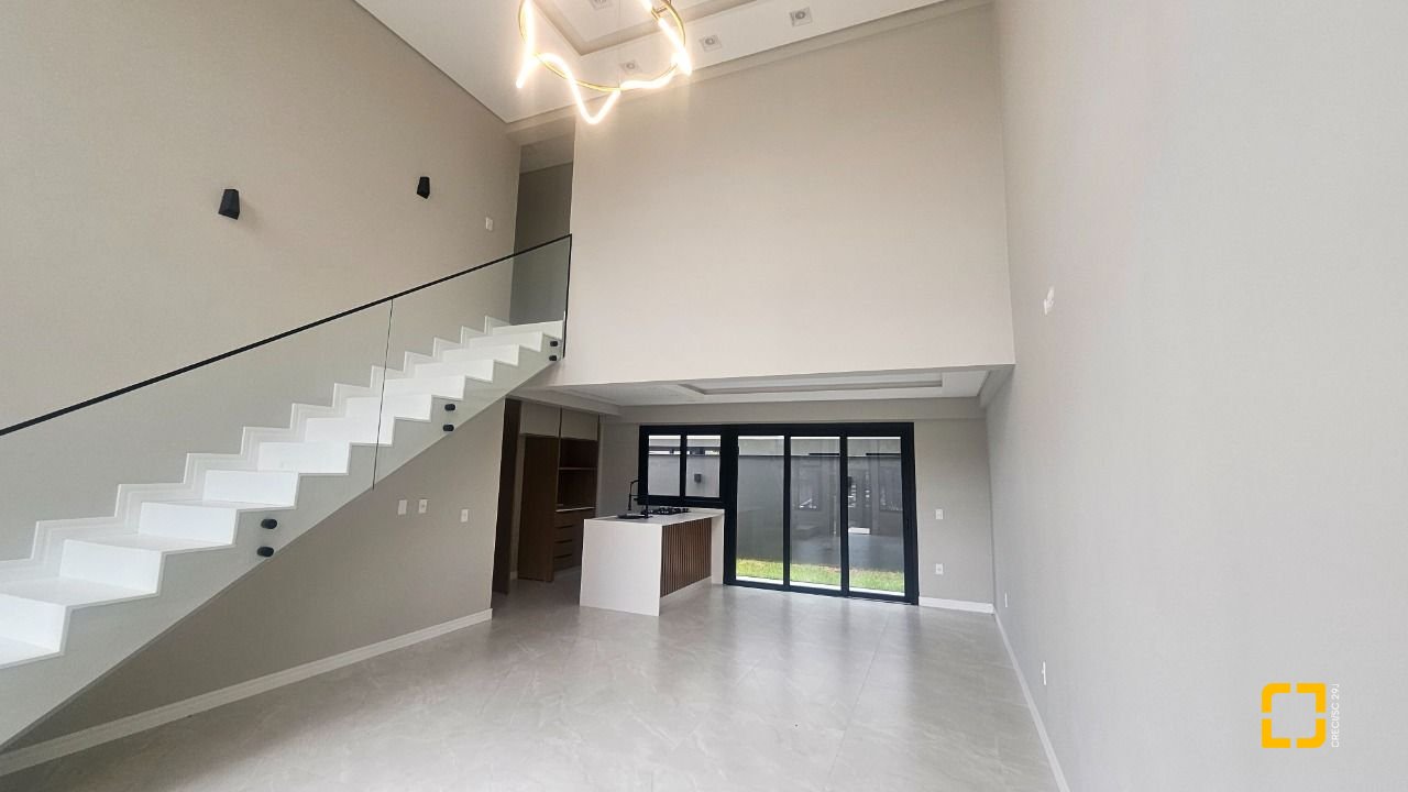 Casa com 195m², 6 quartos (sendo 3 suítes), 2 garagens, no bairro Carianos em Florianópolis