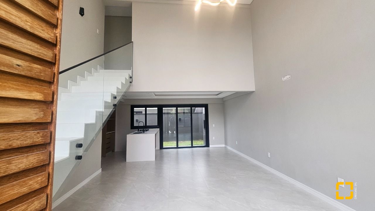 Casa com 195m², 6 quartos (sendo 3 suítes), 2 garagens, no bairro Carianos em Florianópolis