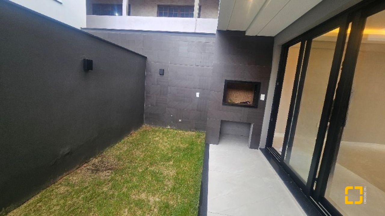 Casa com 195m², 6 quartos (sendo 3 suítes), 2 garagens, no bairro Carianos em Florianópolis