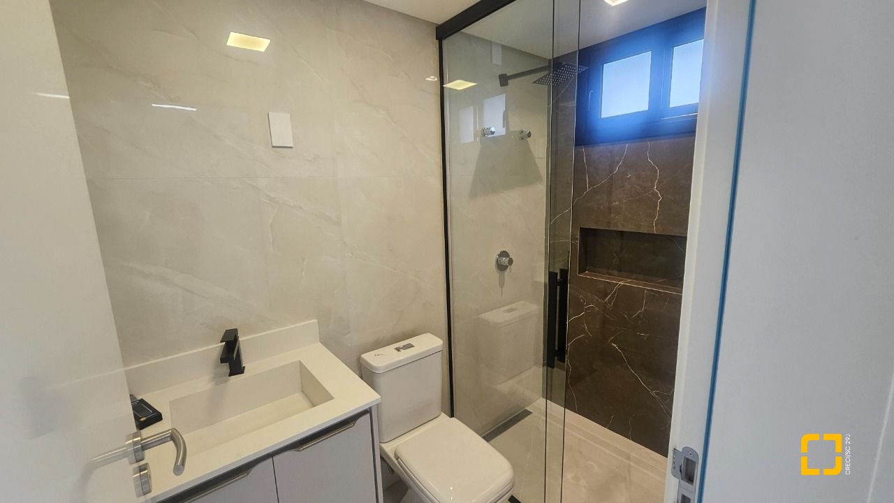 Casa com 195m², 6 quartos (sendo 3 suítes), 2 garagens, no bairro Carianos em Florianópolis
