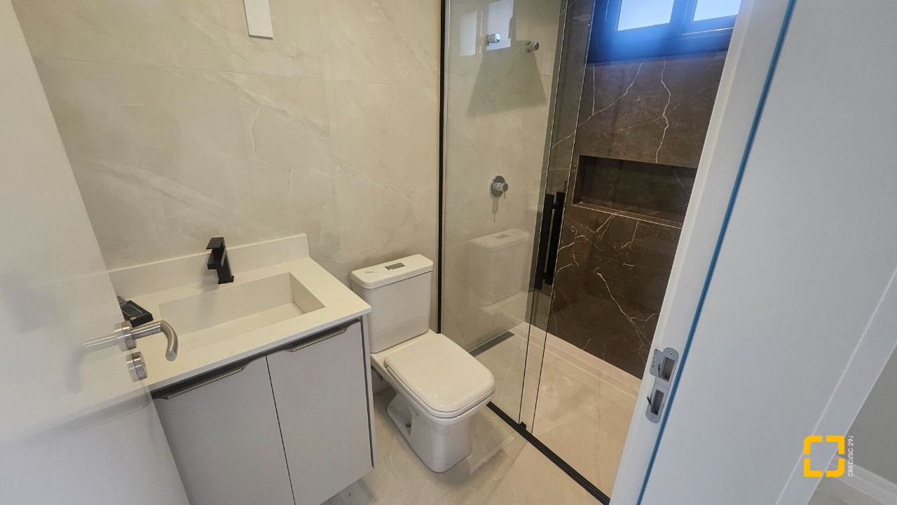Casa com 195m², 6 quartos (sendo 3 suítes), 2 garagens, no bairro Carianos em Florianópolis