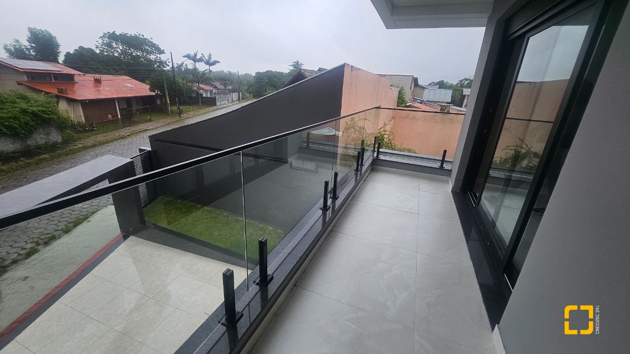 Casa com 195m², 6 quartos (sendo 3 suítes), 2 garagens, no bairro Carianos em Florianópolis