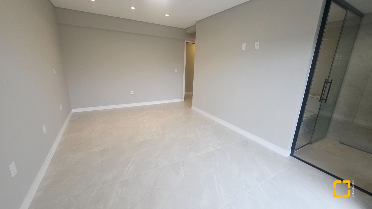 Casa com 195m², 6 quartos (sendo 3 suítes), 2 garagens, no bairro Carianos em Florianópolis
