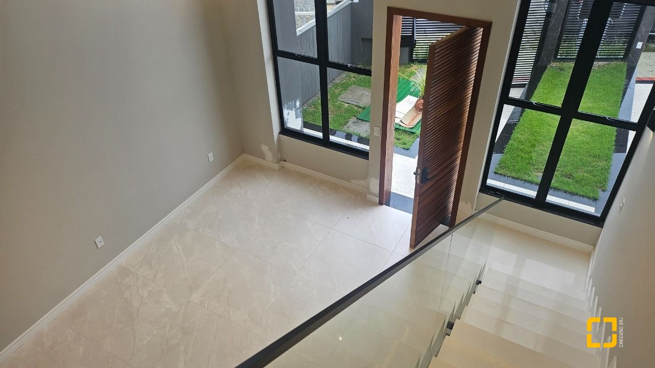 Casa com 195m², 6 quartos (sendo 3 suítes), 2 garagens, no bairro Carianos em Florianópolis