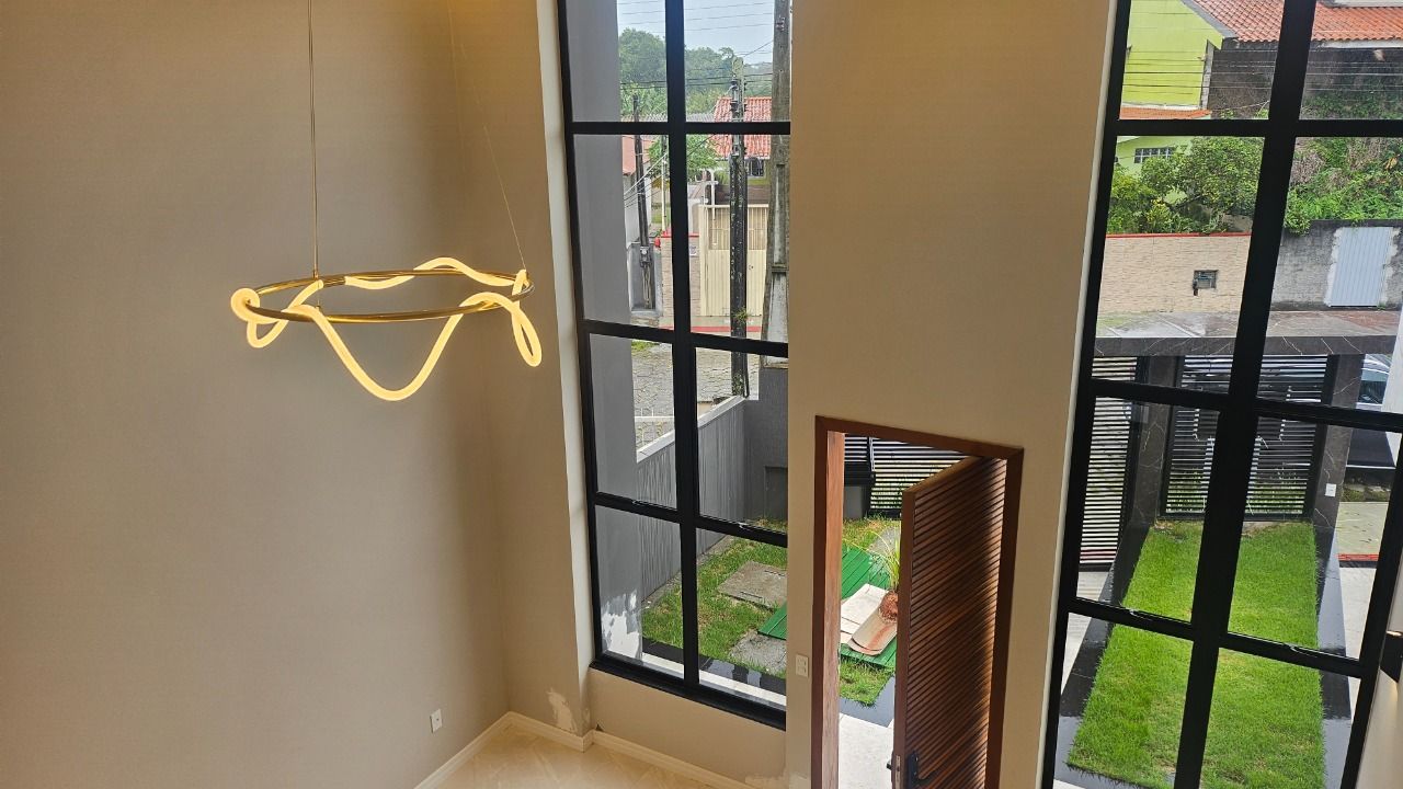 Casa com 195m², 6 quartos (sendo 3 suítes), 2 garagens, no bairro Carianos em Florianópolis