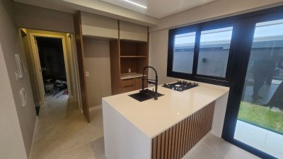 Casa com 195m², 6 quartos (sendo 3 suítes), 2 garagens, no bairro Carianos em Florianópolis
