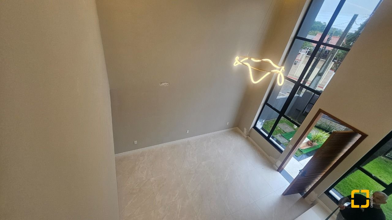 Casa com 195m², 6 quartos (sendo 3 suítes), 2 garagens, no bairro Carianos em Florianópolis