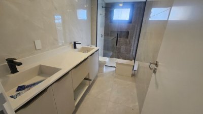 Casa com 195m², 6 quartos (sendo 3 suítes), 2 garagens, no bairro Carianos em Florianópolis
