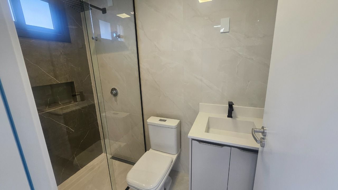 Casa com 195m², 6 quartos (sendo 3 suítes), 2 garagens, no bairro Carianos em Florianópolis