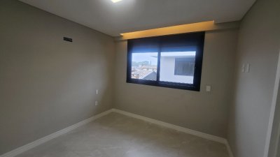 Casa com 195m², 6 quartos (sendo 3 suítes), 2 garagens, no bairro Carianos em Florianópolis